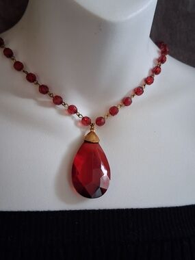 Red Teardrop Crystal Pendant Necklace - Elegant Women's Jewelry